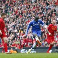 Demba Ba, dreapta, înscrie sub privirile unui Gerrard disperat. 0-1 pe Anfield // Foto: Reuters