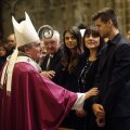 Adria (dreapta), băiatul lui Tito,
alături de mama sa Montse și sora
Carlota, e consolat de arhiepiscopul
Barcelonei, Lluis Martinez Sistach Foto: Reuters