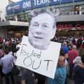 Chipul lui Sterling, patronul lui Clippers, a fost folosit în mesaje de dezaprobare de protestatari, foto: reuters