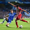 Atletico în atac, Chelsea chinuindu-se să respingă. Cahill reuşeşte să-l blocheze aici pe Diego Costa, dar nu poate împiedica înfrîngerea şi eliminarea // Foto: Guliver/GettyImages