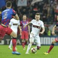 Vali Lazăr a devenit titular indiscutabil la Dinamo, evoluînd chiar pe postul pe care juca Rotariu