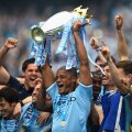 Kompany ridică trofeul în uralele tribunelor. "Panti", dreapta, nu putea lipsi din poză