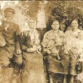 O familie basarabeană fotografiată în 1930