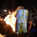 La Sao Paulo, carnetele cu abțibilduri pentru CM sînt arse // Foto: Reuters