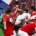 Arsene Wenger, înconjurat de jucători, foto: reuters
