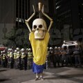 Şi de el se tem jucătorii brazilieni. De acest protestatar cu cap de schelet îmbrăcat în echipamentul Selecao // Foto: Reuters