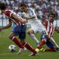 Di Maria (în alb) a fost de 4 ori faultat, 3 rivali primind "galben". Raul Garcia l-a lovit din spate peste gambă şi a fost avertizat // Foto: Reuters