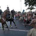 Poliţiştilor nu le vine să creadă că indienii îi întîmpină cu armele tradiţionale // Foto: Reuters