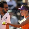 Kader Nouni și Simona Halep discutînd despre mingea controversată