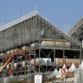 Tribuna improvizată e încă la stadiul de șantier // Foto: Reuters