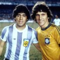 Maradona (stînga) și Zico, “perlele” Americii de Sud ajunse în Europa după CM '82: primul stabilise recordul de transfer al vremii, 7,6 milioane de euro, de la Boca la Barcelona