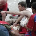 Unul dintre suporterii înjunghiați are cuțitul înfipt în spate