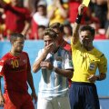 Nicola Rizzoli îl avertizează intransigent pe belgianul Biglia în "sfertul" cîștigat de Argentina // Foto: Reuters