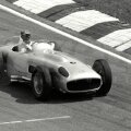 Legendarul Juan Manuel Fangio şi monopostul său Mercedes-Benz, în 1954