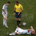 Rizzoli (dreapta), discutînd cu Messi lîngă accidentatul Biglia, în "sfertul" cu Belgia // Foto: Reuters