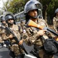 Poliţiştii cariocas, înarmaţi şi gata de finală // Foto: Reuters