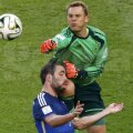 Neuer îl loveşte în plin, ca un tren, pe Higuain // Foto: Reuters