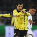 Mhitarian, în galben, a fost ales jucătorul anului în Armenia în 2009, 2011, 2012 și 2013. Mama lui lucrează la Federație, iar sora la UEFA