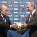 S-ar putea ca Blatter să nu-i mai dea lui Putin mingea pentru CM 2018. Şi el să iasă la pensie mai devreme // Foto: Reuters