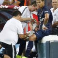 Thiago, pe margine, cu coapsa dreaptă bandajată // Foto: MediafaxFoto/AFP