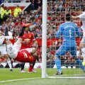 Ieri, foarfeca lui Rooney (în roşu) a fost unica rază de speranţă pentru fanii lui United // Foto: Reuters