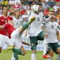 Lafferty (alb, în duel cu Varga) a fost omul meciului în victoria nord-irlandezilor