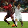 Balaj (în alb) a reușit primul gol în "naționala" Albaniei, finalizînd cu clasă din voleu de lîngă Pepe // Foto: Reuters
