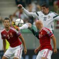 Lafferty, omul care le-a cîștigat nord-irlandezilor meciul, "taie" o breșă printre Liptak (stînga) și Josef Varga // Foto: Reuters