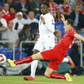 Welbeck (în alb), coșmarul elvețianului Von Bergen // Foto: Reuters