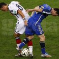 Messi (dreapta) pierde un duel cu Ozil în finala CM // Foto: Reuters