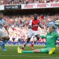 Wilshere, stînga, îl lobează pe Hart și balonul se va opri în plasa porții lui City: 1-1 // Foto: Reuters