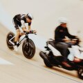 Jens Voigt exersează în spatele unui derny pe velodromul din Elveția