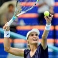 Monica Niculescu servind ieri în meciul cu Yafan Wang