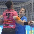 Aurelia Brădeanu în dispută cu Deonise Cavalheiro, sau un duel româno-brazilian în Liga Naţională // Foto: Cristi Preda
