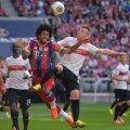 Maxim, sezonul trecut, într-un duel cu Dante (Bayern). Aici e deficitar românul în această stagiune // Foto: Guliver/GettyImages