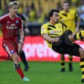 Hummels, în galben, respinge din fața lui Holtby (Hamburg)