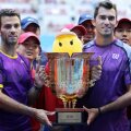 Julien Rojer și Horia Tecău cu trofeul de la Beijing, foto: reuters