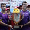 Jean-Julien Rojer (stînga) şi Horia Tecău zîmbesc cu trofeul, mascota şi copiii de mingi de la Beijing // Foto: Reuters