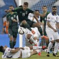 Jamie Ward (în verde) îl survolează pe grecul Manolas. El a deschis scorul pe "Karaiskakis" // Foto: Reuters