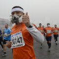 Pentru a rezista, mai mulţi atleţi au purtat la Beijing măşti pe chip. Întrecerea s-a desfăşurat în ciuda indicaţiilor experţilor în poluare