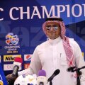 Îmbrăcat ca un arab, în dishdasha, şi cu ochelari de soare, Reghecampf aşteaptă optimist returul finalei Ligii AFC. Şi un mesaj de la soţie pe Facebook: "Good Luck, Al Hilal" // Foto: Facebook