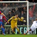 Pantilimon (în galben) nu poate bloca şi mingea lui Brown (dreapta). Autogol // Foto: Guliver/GettyImages