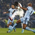 "Racheta" Doumbia, numărul 88, taie cărare printre "cetățenii" Clichy și Kompany // Foto: Reuters