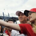 Nico Rosberg, asaltat de fanele sale