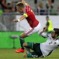 McLaughlin (dreapta) îl atacă tare pe căpitanul maghiar Dzsudzsak // Foto: Reuters