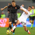 Totti, stînga, la balon, e atacat de torinezul Giuseppe Vives // Foto: Guliver/GettyImages