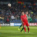 Lambert, în roșu, i-a luat fața lui Moți și trimite balonul în plasă