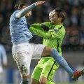 Morata îi pune mîna în gît lui Johansson, care cade. Mingea ricoșează la Tevez și argentinianul înscrie // Foto: Reuters
