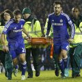 Fabregas şi Azpilicueta vin în fugă cu targa // Foto: Reuters