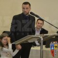 Lucian și-a rostit discursul ținîndu-și fetița de mînă, sub privirile înlăcrimate ale mamei și cele mîndre ale soției